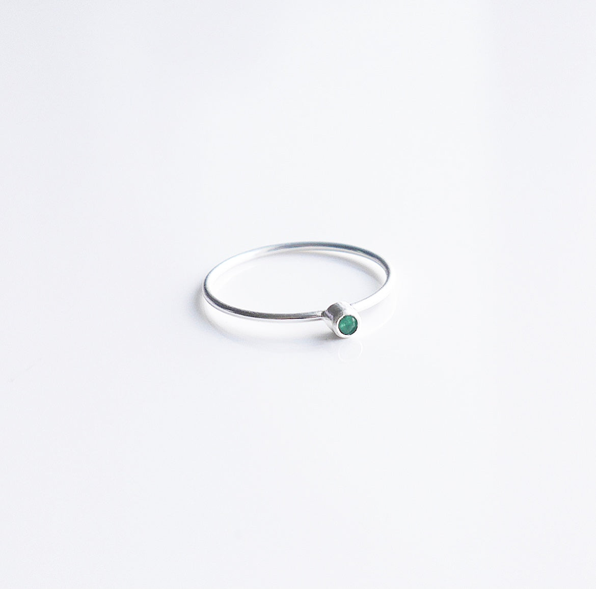 emerald ring, anillo de esmeralda, green ring, emerald ring in sterling silver .925, jewelry in Miami, shopping in Miami, jewelry store in Brickell, green gemstone jewelry , small rings, tiny rings, tiny rings, minimalist rigs, emerald rings