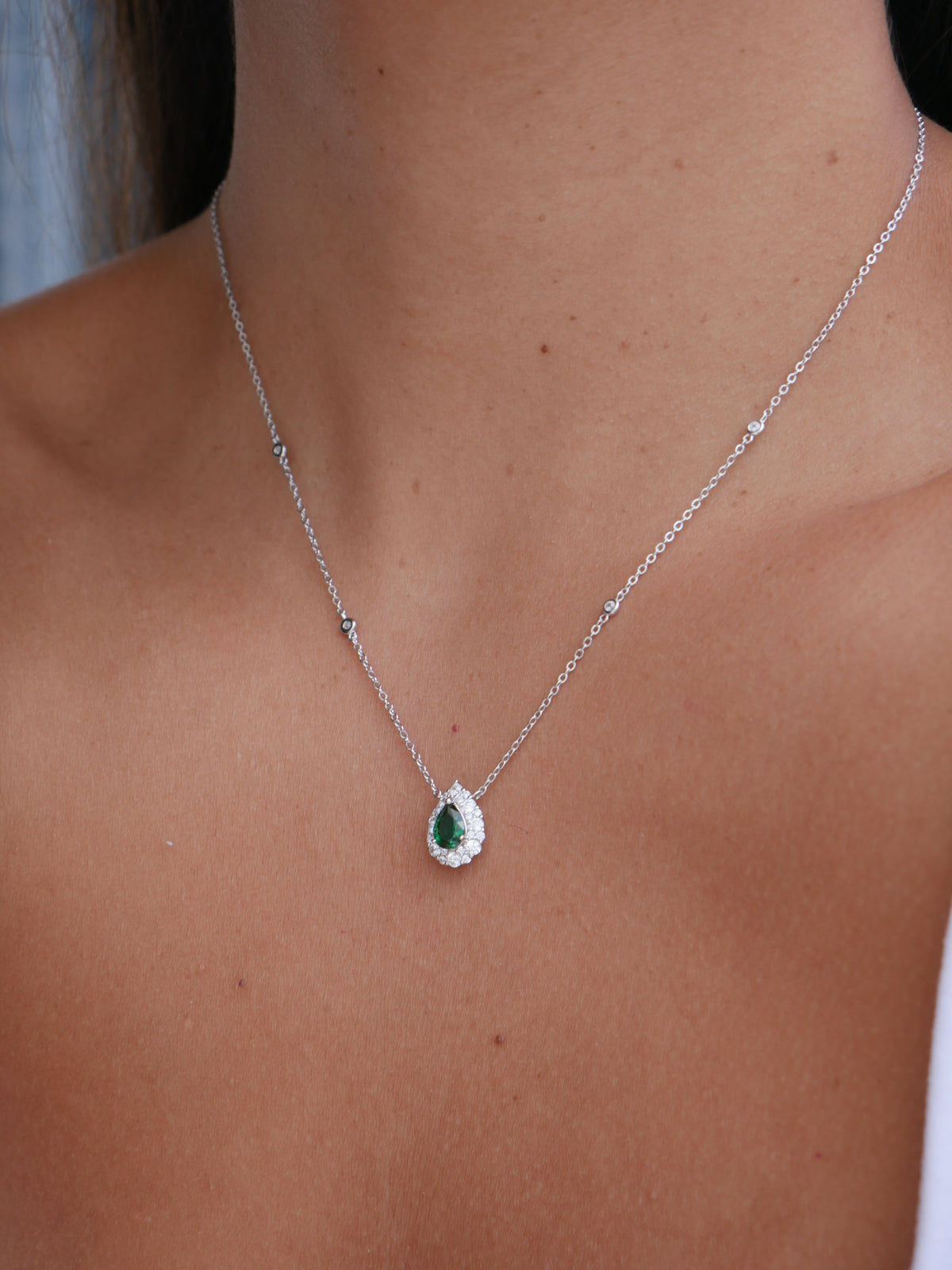 necklaces, silver necklace, emerald necklaces, white gold necklaces, pear shape necklaces, green rhinestone necklaces, rhinestone necklaces, fine jewelry, fashion jewelry, statement necklaces, dainty necklaces, gift ideas, christmas gifts, birthday gifts, anniversary gifts, trending jewelry on tiktok, affordable jewelry, nickel free jewelry, designer jewelry, jewelry for special occasions, dainty necklaces , tear shape necklaces
