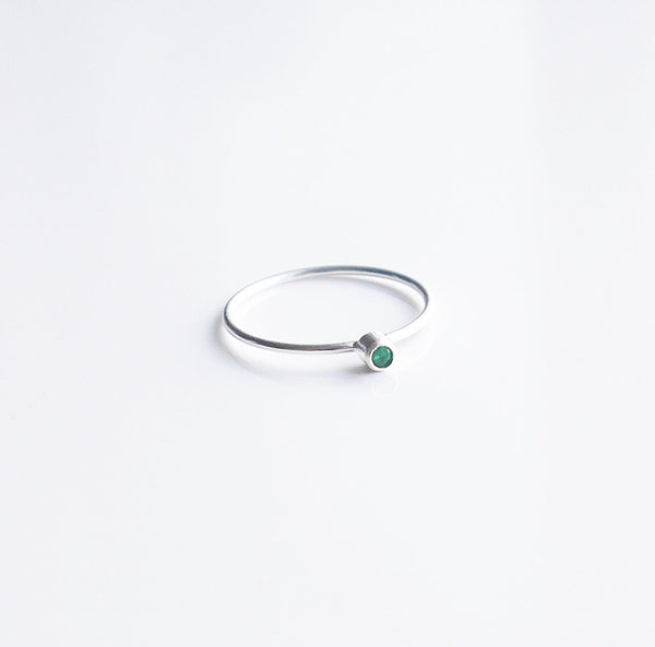 emerald ring, anillo de esmeralda, green ring, emerald ring in sterling silver .925, jewelry in Miami, shopping in Miami, jewelry store in Brickell, green gemstone jewelry , small rings, tiny rings, tiny rings, minimalist rigs, emerald rings