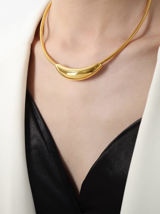gold necklaces, statement necklaces, chunky gold necklaces, gold jewelry, waterproof gold necklaces, chunky gold necklace, necklaces for professional outfits, necklaces to wear with blazers,  thick gold necklaces, short necklaces, waterproof jewelry, fashion jewelry, kesley jewelry