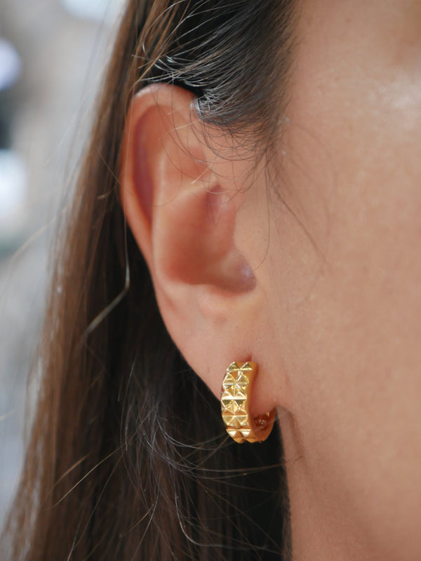 earrings, Gold earrings gold plated earrings, small hoop earrings,  sterling silver .925, huggie hoop earrings, unisex, waterproof, lightweight, nickel free earrings for sensitive ears, hypoallergenic, cheap designer earrings, gift ideas, oop earrings for men, dagger and spike earrings, street style jewelry, trending earrings on instagram and tiktok, 925 earrings, statement earrings, small hoop earrings gold, gold plated jewelry, earrings for sensitive ears, hoop earrings