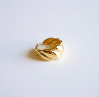 Twisted Classical Shell Golden Ring