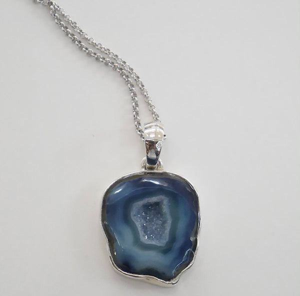 agate necklaces, agate pendant, necklace with crystals, necklace with gemstones, blue crystals, natural crystals, gift ideas, 