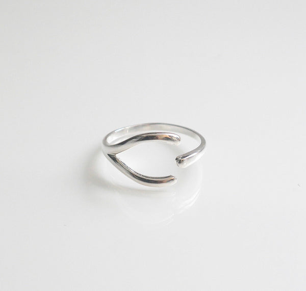 rings, silver rings, adjustable rings, white gold rings, dainty rings, wishbone rings, jewelry, accessories, nice rings, fashion jewelry, dainty rings, trending on tiktok and instagram, cool rings, rings for men, rings for women, waterproof jewelry, waterproof rings, rings that wont tarnish with water, casual rings, fashion jewelry, birthday gifts, holiday gifts