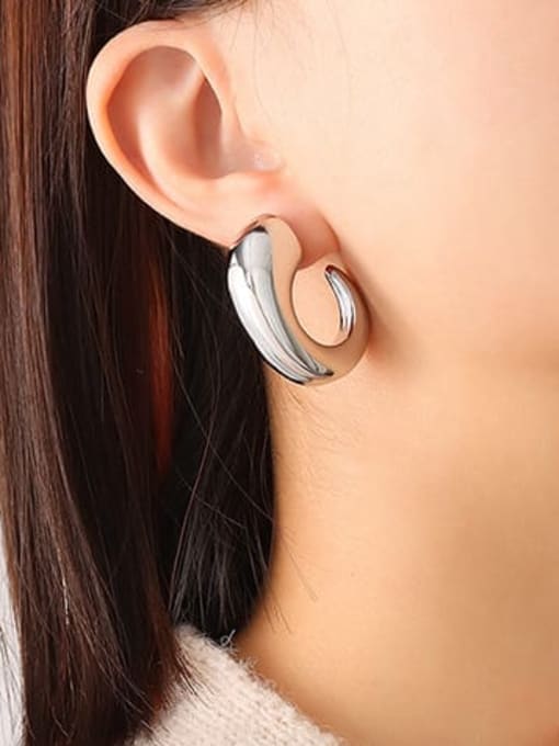 earrings, silver earrings, big silver earrings, bottega dupe earrings, stainless steel earrings, fashion jewelry, accessories, trending on tiktok, affordable jewelry, big earrings in white gold, chunky jewelry, kesley jewelry, c hoop earrings, post earrings, jewelry ideas, popular jewelry styles, jewelry gift ideas, cool jewelry, outfit ideas, silver jewelry ideas