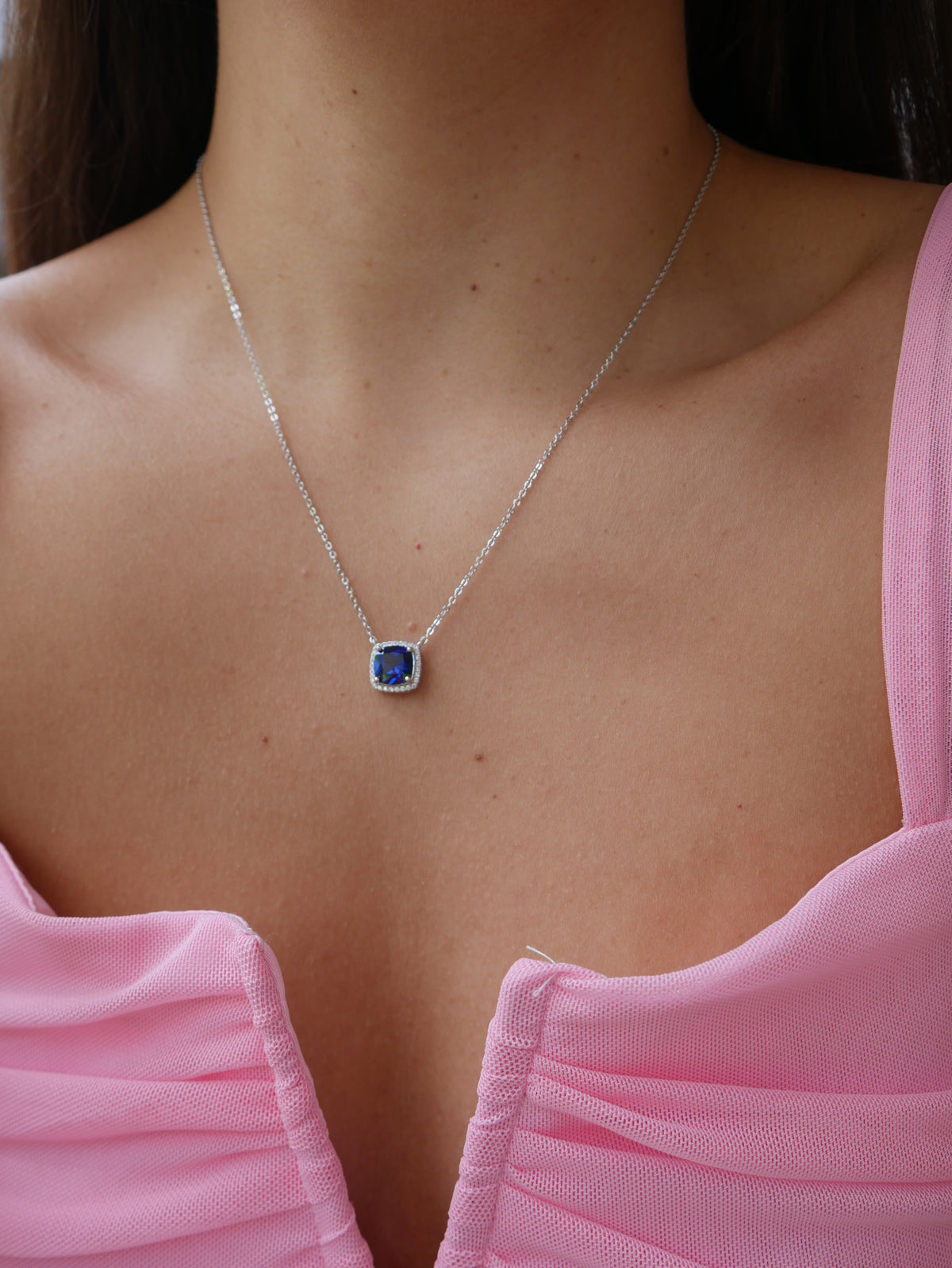 necklace, necklaces, blue necklaces, sapphire necklaces, saphire necklaces, cadenas con  safiro, square necklaces, cushion cut necklaces, nice necklaces, nice jewelry, new womens fashion, birthday gifts, anniversary gifts, nice jewelry, whte gold necklace, birthstone jewelry 