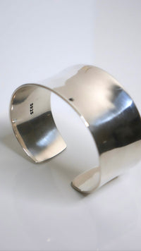 bracelet cuff sterling silver .925 waterproof chunky, designer inspired bracelets statement, waterproof, plain, unique designer gift ideas , white gold chunky bracelet wont tarnish or turn green, vacation statement jewelry and bracelets. jewelry store in Miami. Shopping in Brickell Kesley Boutique 