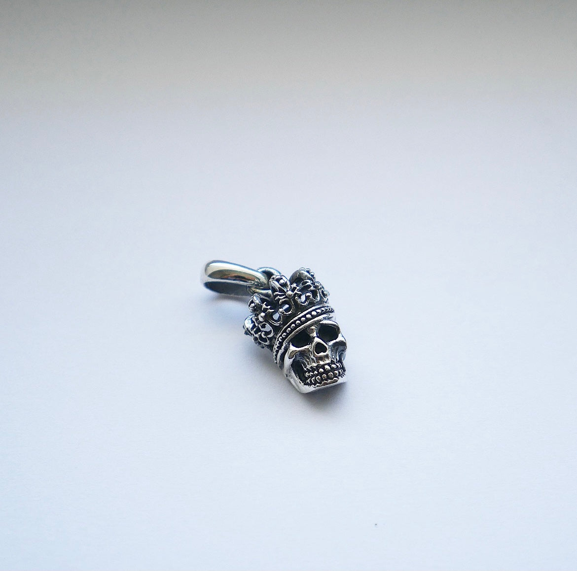 necklaces, pendants, sterling silver necklaces, halloween jewelry, accessories, fashion jewelry, fine jewelry, cool necklaces, cool jewelry, skull pendant with crown sterling silver .925, skull necklaces for men and woman, trending on instagram and titkok, vintage necklaces, skeleton, queen necklaces, white gold necklaces, pendants, charms for necklaces